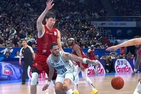 莱万多夫斯基迎来七赛季出色发挥，湖人观众热烈欢呼！